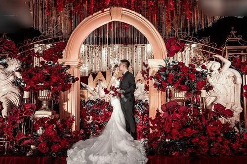 Những thiết kế đám cưới lộng lẫy với tông màu đỏ