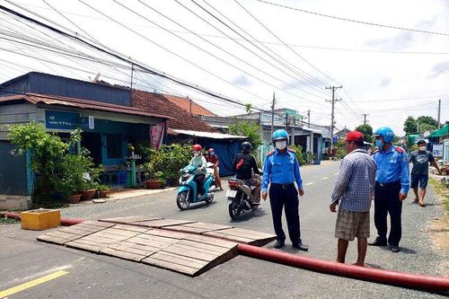 Tích cực phát huy lợi thế giao thông 'kép'