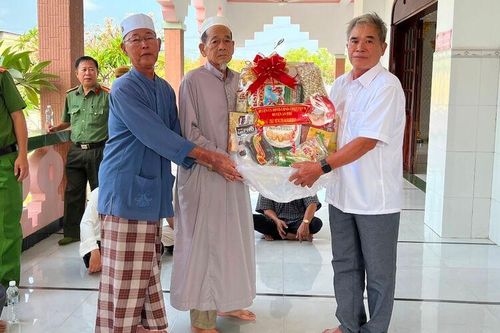 Phó Bí thư Thường trực Huyện ủy An Phú thăm các thánh đường Hồi giáo, nhân Tháng Ramadan