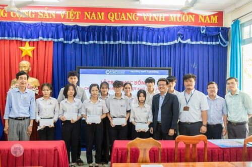 HUFI: Trao học bổng cho các em học sinh vượt khó tại Trường THPT Tân Đông, Tây Ninh