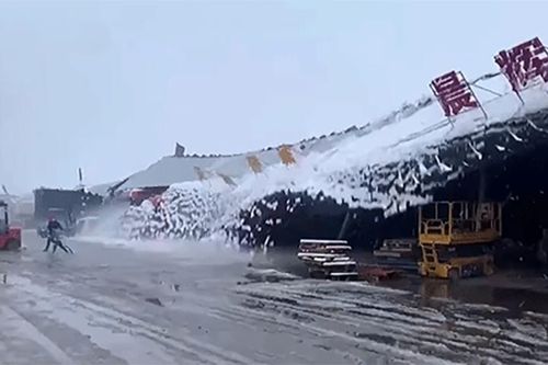Dãy nhà kho bất ngờ đổ sập như domino do tuyết đè nặng