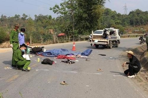 Xe mô tô vượt xe tải bất thành, cô gái tử vong tại chỗ
