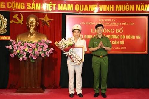 Trao quyết định Phó Chánh văn phòng Cơ quan Cảnh sát điều tra Bộ Công an