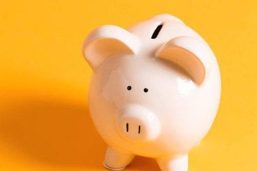 Con gái nhỏ tiết kiệm tiền tiêu vặt một năm làm một điều khiến mẹ xúc động đến tận tâm can