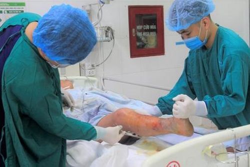 Lội nước bẩn khi bị thương ở chân, bệnh nhân bị nhiễm trùng, suy thận cấp
