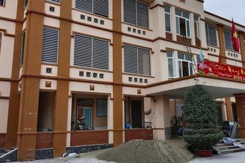 Chủ tịch xã nói gì về việc cải tạo trụ sở để đối hướng?