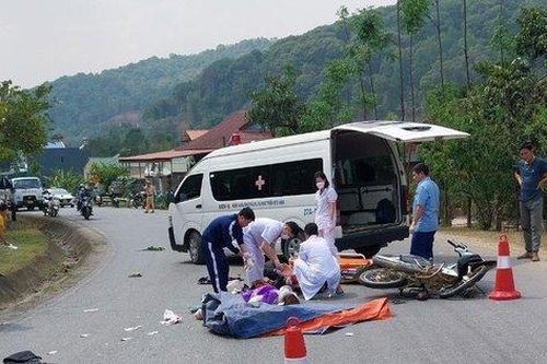 Điện Biên: Xe máy 'đối đầu' ô tô 2 người tử vong