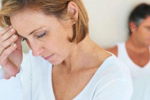 Mách chị em cách đơn giản cải thiện 'chuyện gối chăn' thời kỳ mãn kinh