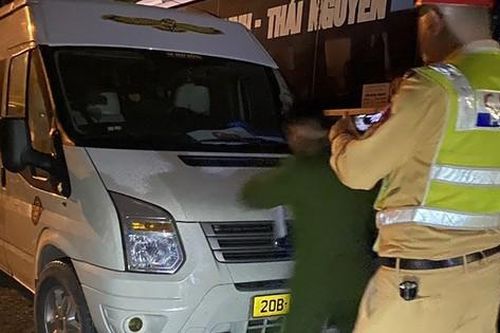 Xe hết hạn đăng kiểm, tài xế lên mạng mua tem giả 1,5 triệu đồng