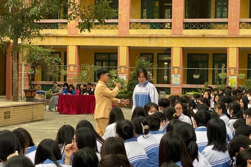Hơn 1.200 học sinh huyện Đông Anh ký cam kết an toàn giao thông