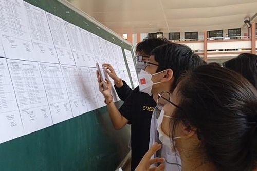 Khốc liệt cuộc đua vào lớp 10