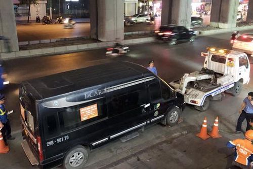 Hà Đông: Xử lý nghiêm xe hợp đồng đón khách tại điểm cấm dừng, cấm đỗ