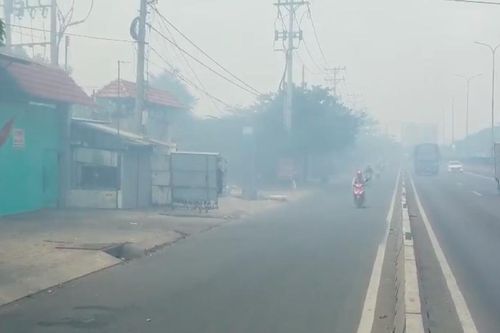 Khói mù mịt khiến người tham gia giao thông trên Quốc lộ 1 bị hạn chế