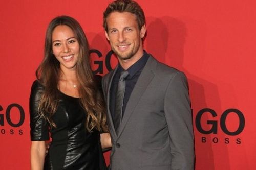 Người mẫu Jessica Michibata bị bắt vì hành lý mang chất cấm