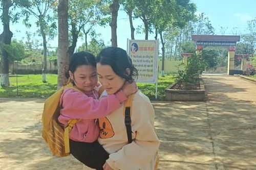 Nữ sinh vùng sâu đưa bạn khuyết tật đến trường bất kể nắng mưa