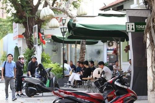 Hàng quán khu trung tâm TPHCM rộng cửa đón khách đến... 'giải quyết nỗi lòng'
