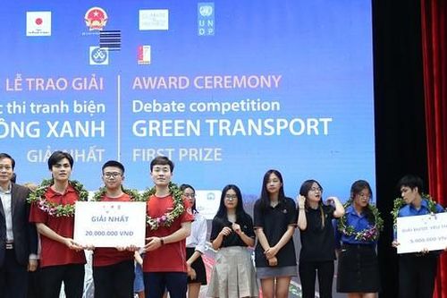 Các chàng trai Bách Khoa đạt giải Nhất cuộc thi tranh biện Giao thông xanh