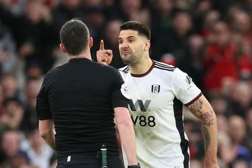Ngôi sao Fulham bị treo giò hết mùa vì phản ứng ngớ ngẩn ở trận thua MU?