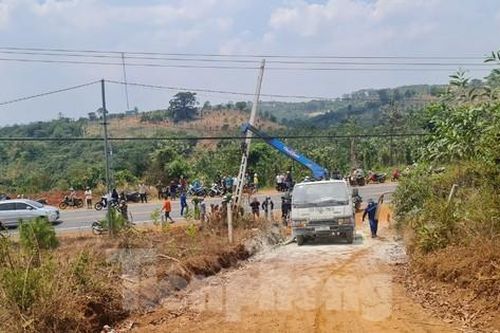 Di dời trụ cáp quang, nhân viên nhà mạng bị điện giật tử vong