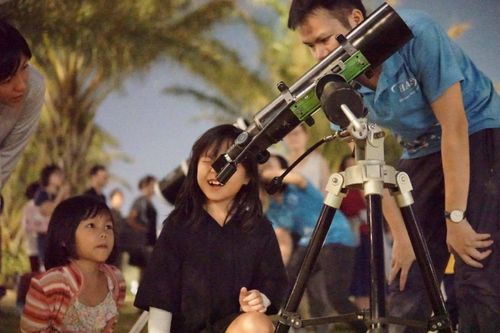 Cùng con chạm tay đến các vì sao
