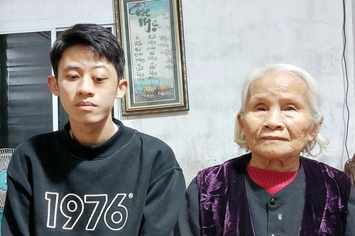 Bà ngoại hơn 80 tuổi cóp nhặt từng nghìn cho cháu trai mồ côi làm phẫu thuật