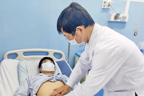 Chàng trai 22 tuổi suýt mất thận sau triệu chứng đau vùng hông lưng