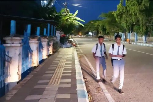 Tranh cãi thí điểm lớp học bắt đầu lúc 5h30 ở Indonesia