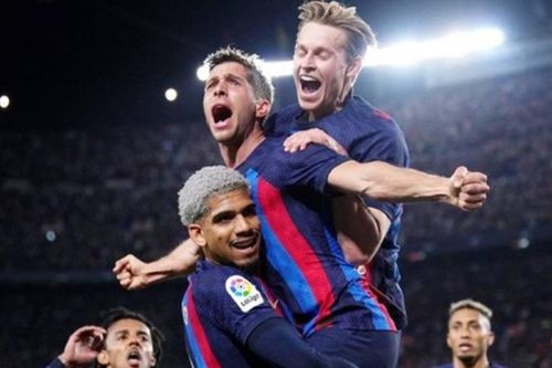 Barcelona chạm tay vào chức vô địch