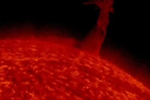 Video vòi rồng xuất hiện trên Mặt Trời