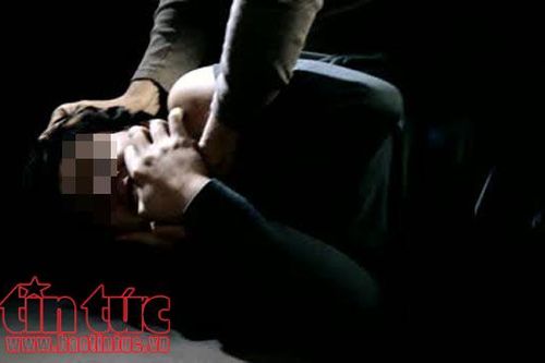 Cố thủ trong nhà, khống chế người tình để cưỡng đoạt tài sản