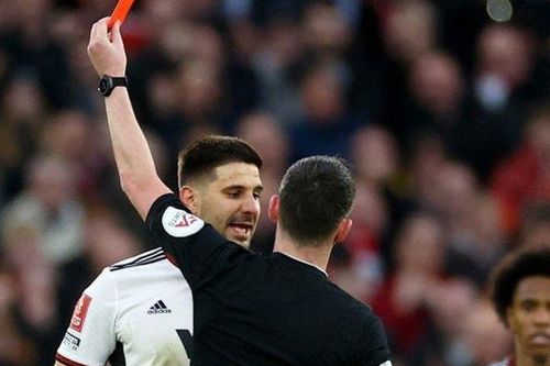Tiền đạo của Fulham có thể bị treo giò hết mùa vì thẻ đỏ ở trận gặp MU