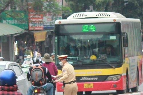 CSGT Hà Nội xử lý hàng loạt xe máy 'đi tắt, đón đầu' phạm lỗi bị phạt tiền triệu