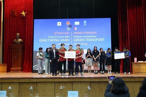 Sinh viên Bách khoa Hà Nội đạt giải nhất cuộc thi tranh biện 'giao thông xanh'