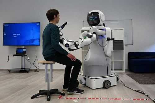 Thiếu nhân viên y tế chuyên ngành, Đức phát triển robot chăm sóc người cao tuổi