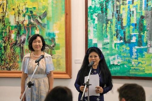 Từ 'Cuộc viễn du sắc màu' đến 'Lại đây ngồi xuống' của ba nữ họa sĩ tài năng