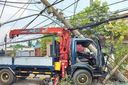 Đồng Nai: Xe tải tông gãy cột điện, 2 người tử vong, 6.500 ngàn hộ dân mất điện