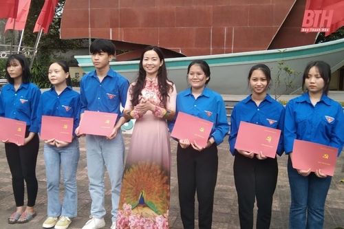 Thị xã Nghi Sơn: 70 học sinh, sinh viên được bồi dưỡng nhận thức về Đảng