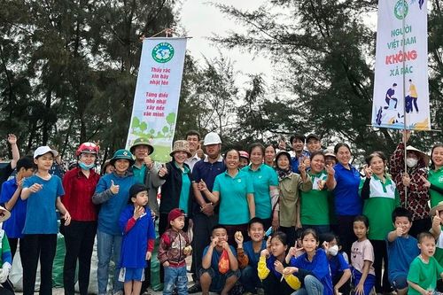 Nghệ An: Chúng thanh niên, Phật tử chùa Viên Quang tham gia ngày hội 'Clean day'