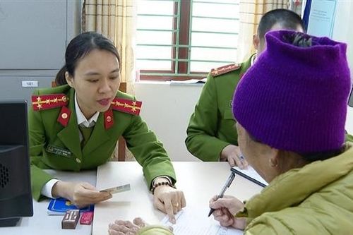 Nữ cán bộ Công an xã làm theo lời dạy của Bác