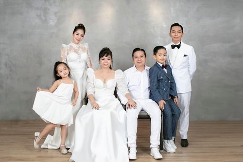 Sao Việt 21/3: Phan Hiển đăng ảnh gia đình, chúc mừng sinh nhật mẹ