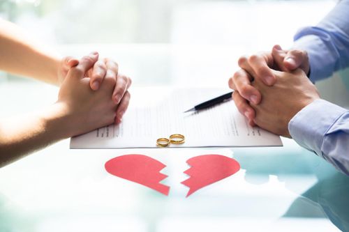 Tài sản riêng của chồng nhưng đứng tên vợ, chồng có được chia khi ly hôn không?