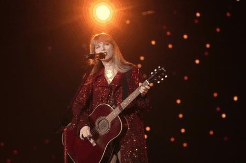 Sân khấu The Eras Tour: Taylor Swift xây nhà, trồng rừng, đang hát bỗng bơi đi mất