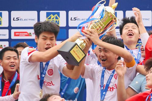 Cầu thủ Viettel phấn khích ăn mừng chức vô địch U17 quốc gia