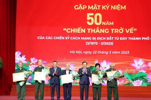 Hà Nội kỷ niệm 50 năm ''Chiến thắng trở về'', gặp mặt 552 chiến sĩ cách mạng bị địch bắt tù đày