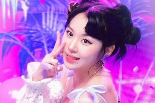 Chaeyoung (TWICE) xin lỗi vì mặc trang phục không phù hợp