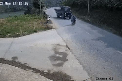 Qua đường đột ngột, 2 vợ chồng bị xe tải tông tử vong tại chỗ