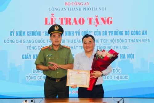 Chủ tịch HĐTV UDIC vinh dự nhận Kỷ niệm chương Bảo vệ An ninh Tổ quốc