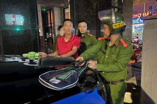 Từ kiểm tra nồng độ cồn phát hiện túi đồ nhiều hung khí