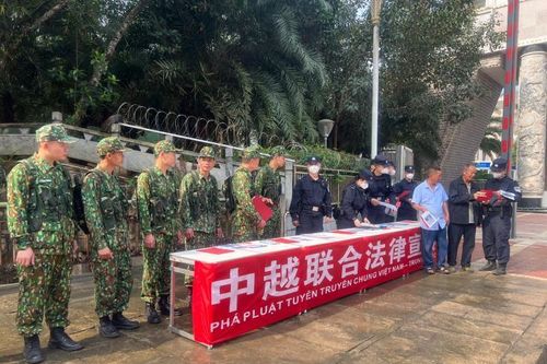 Tuần tra liên hợp và tuyên truyền pháp luật trên biên giới
