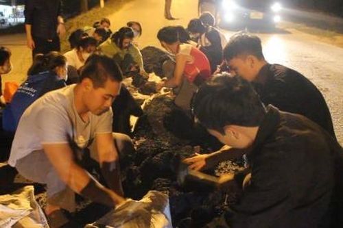 Đội tình nguyện xuyên đêm 'vá' ổ voi, ổ gà trên đường
